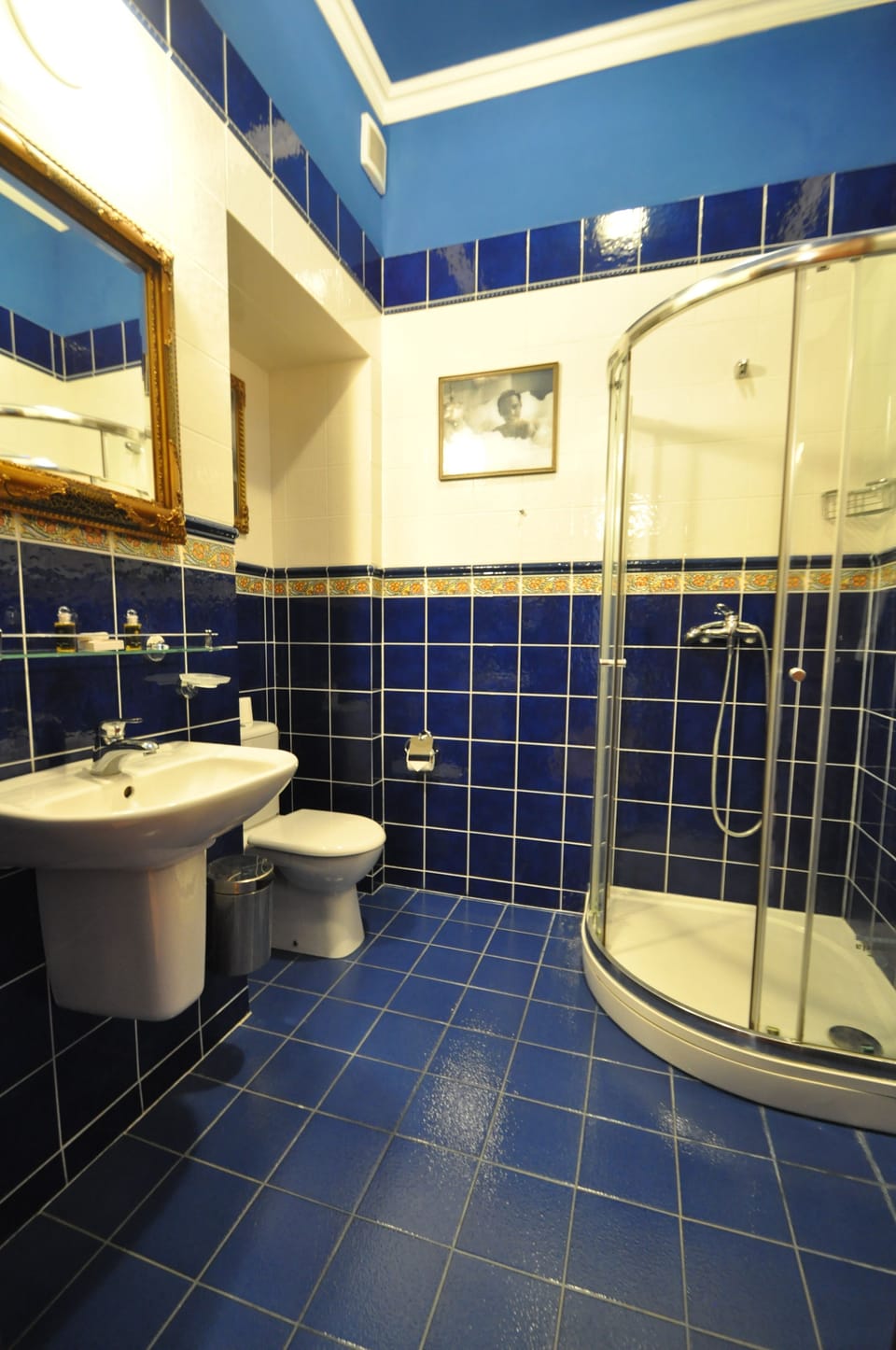 Comfort Suite, 1 King Bed | Bathroom | Shower, designer toiletries, hair dryer, towels