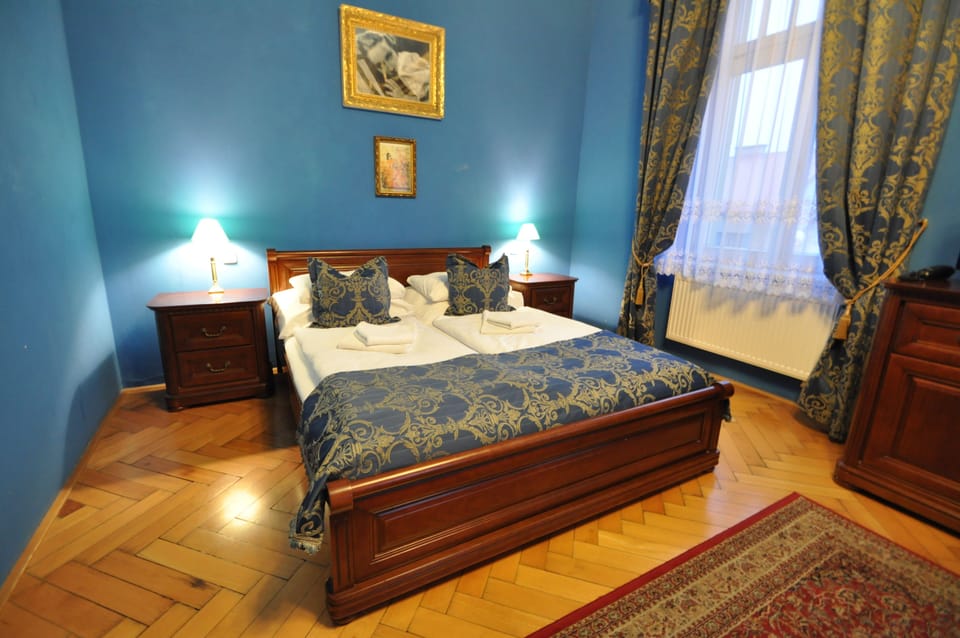 Comfort Suite, 1 King Bed | Minibar, in-room safe, blackout drapes, soundproofing