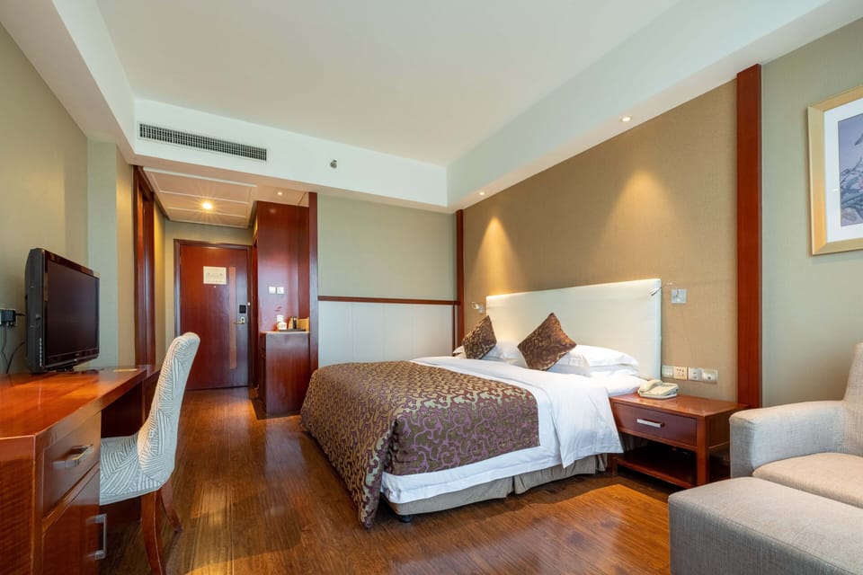 Standard King Room | Free minibar items, desk, laptop workspace, blackout drapes