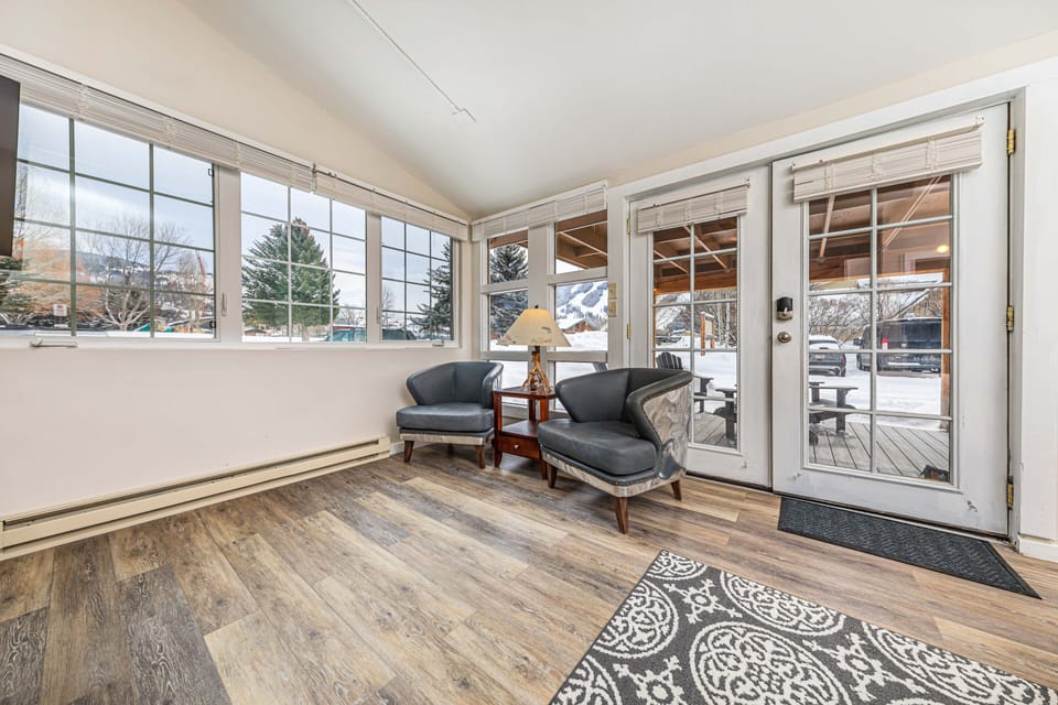 Studio Suite, 1 King Bed, Park View | Iron/ironing board, free WiFi, bed sheets