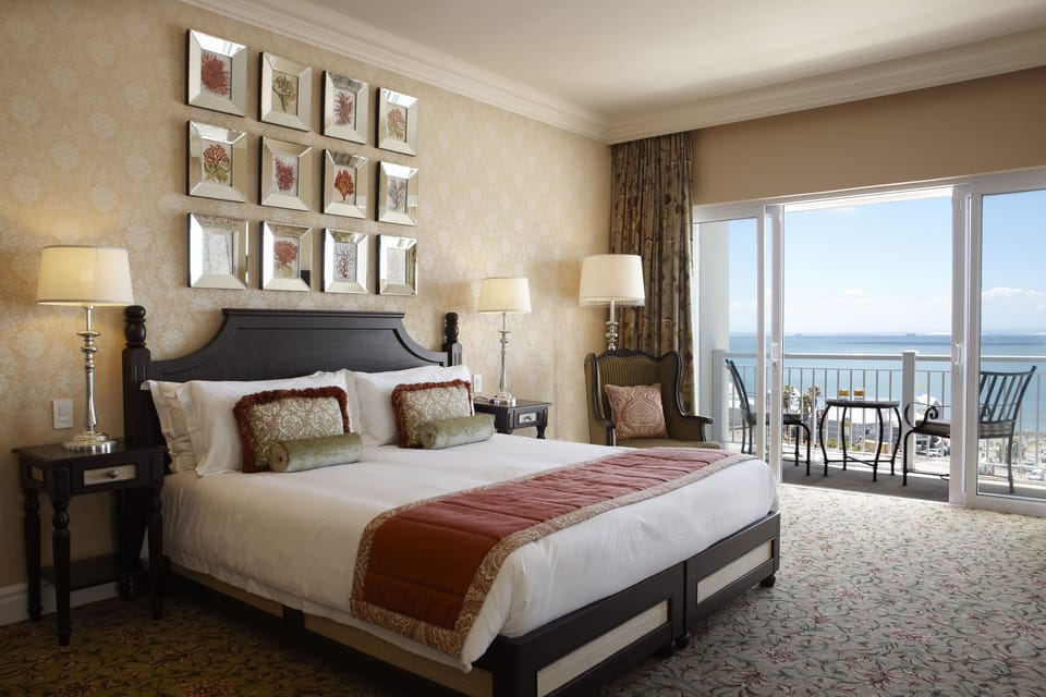 Luxury Suite | Minibar, in-room safe, desk, blackout drapes