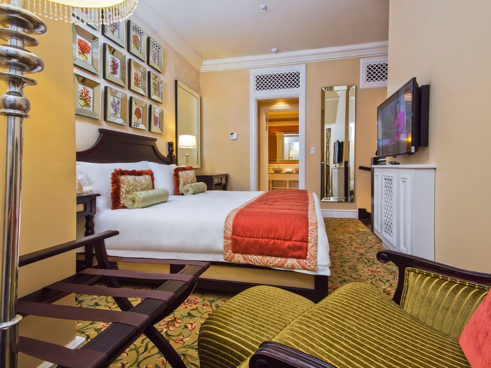 Junior Suite | Minibar, in-room safe, desk, blackout drapes