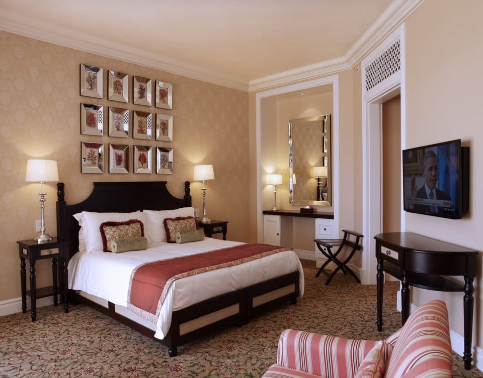 Superior Luxury Room | Minibar, in-room safe, desk, blackout drapes