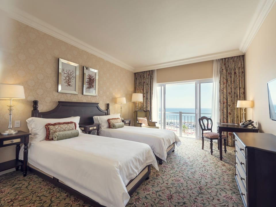 Luxury Twin Room | Minibar, in-room safe, desk, blackout drapes