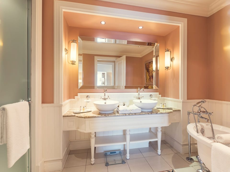 Junior Suite | Bathroom | Separate tub and shower, free toiletries, hair dryer, towels