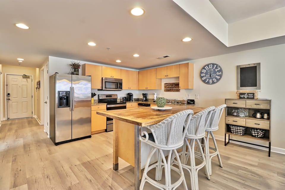 Kitchen / Bar Area