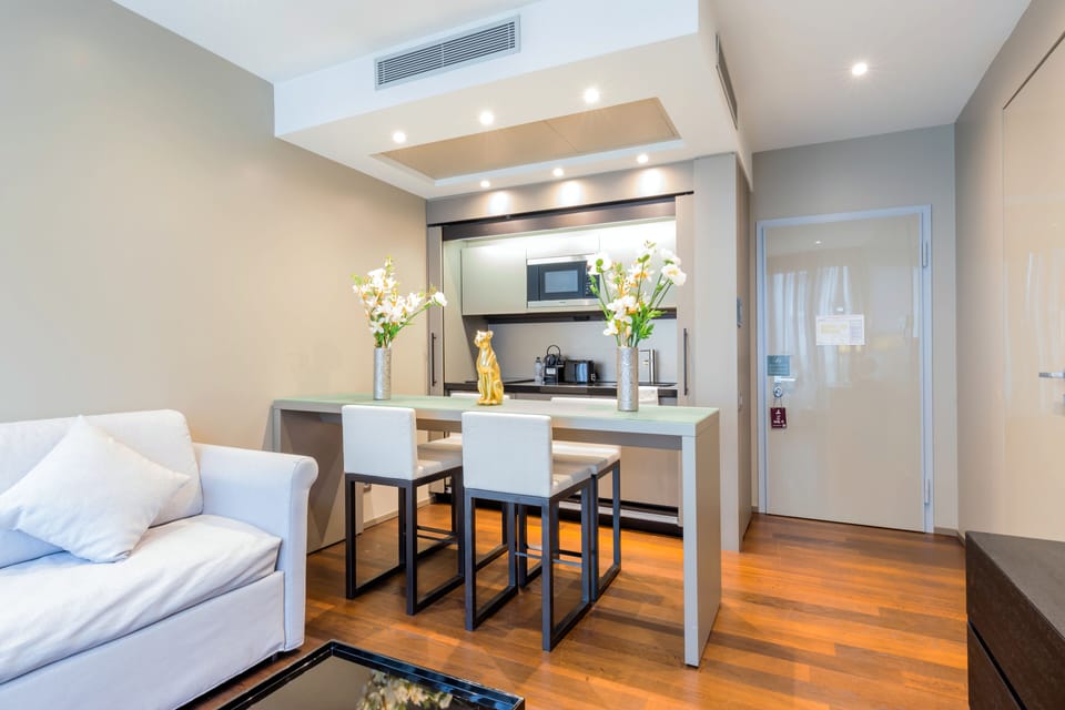 Deluxe Apartment (via San Pietro all'Orto 6) | Living area | 40-inch flat-screen TV with digital channels, TV