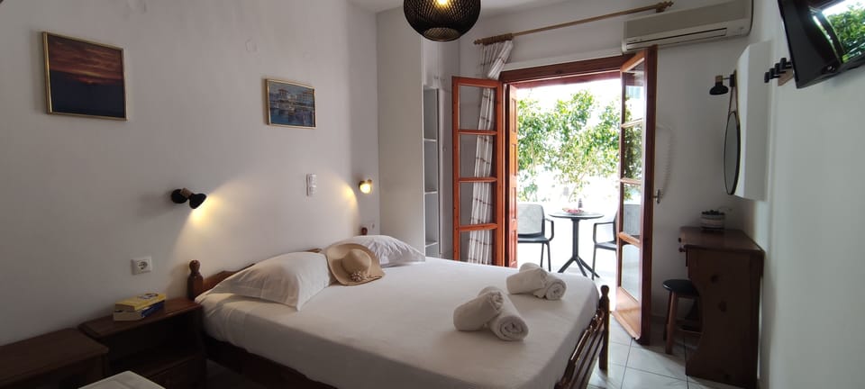 Standard Room, 1 Double or 2 Twin Beds | Egyptian cotton sheets, down comforters, memory foam beds, desk