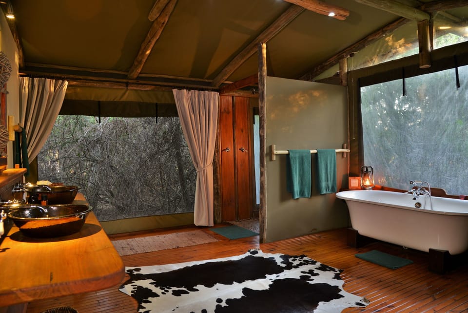 River Camp double/twin (No children under 3 years) | Bathroom sink