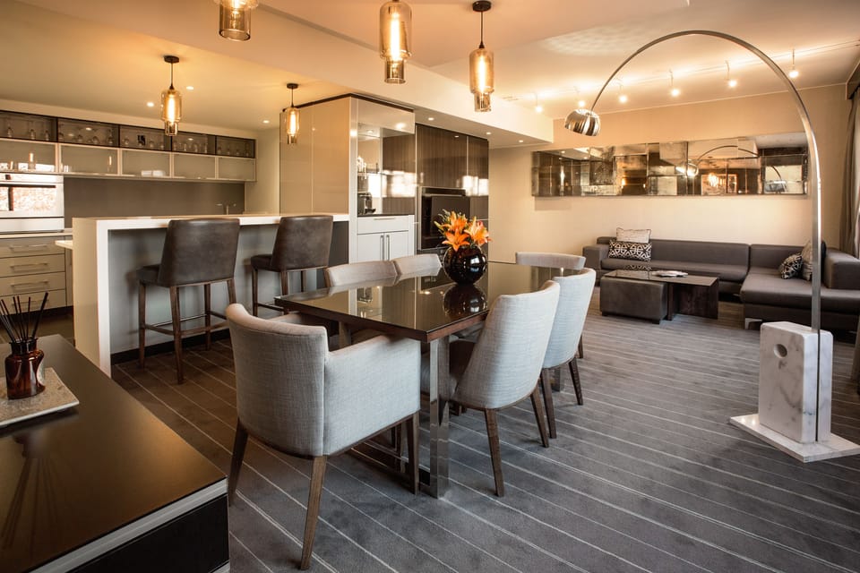 Executive Suite, 1 King Bed | In-room dining