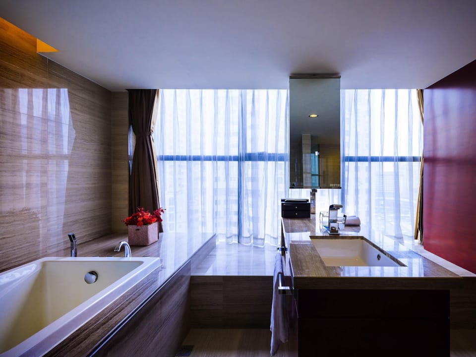 Deluxe Room, 1 King Bed | Minibar, in-room safe, desk, laptop workspace