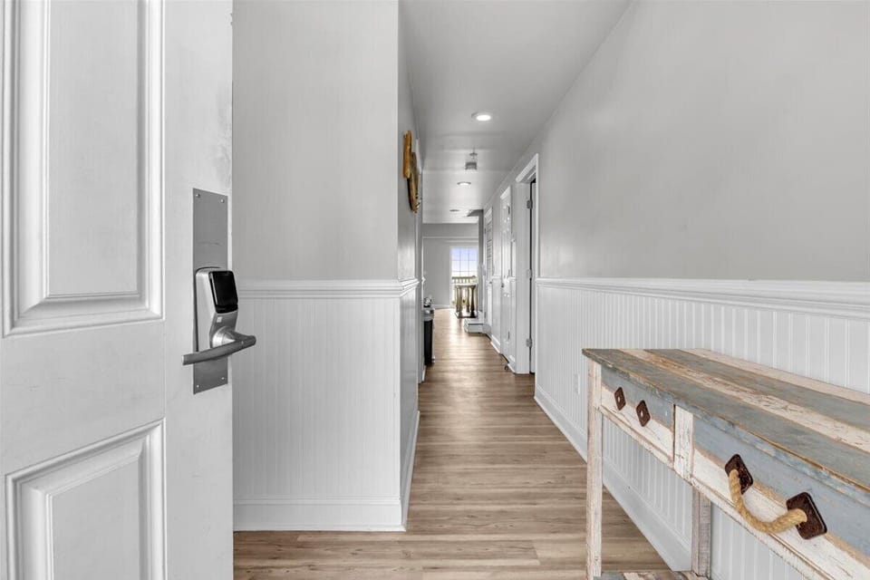 Entrance hall to this beautiful spacious 6 bedroom and 5 bathroom Ocean Front Condo
