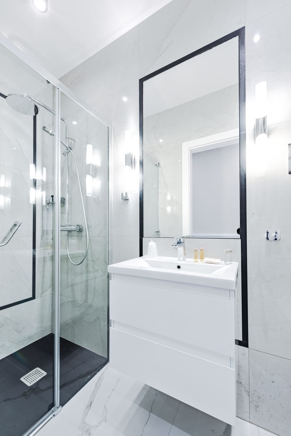 Deluxe Double Room | Minibar, in-room safe, desk, iron/ironing board