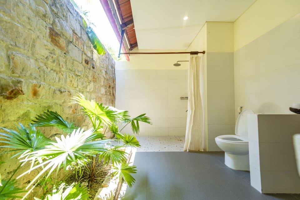 Deluxe Bungalow, Garden View | Bathroom | Shower, rainfall showerhead, free toiletries, hair dryer