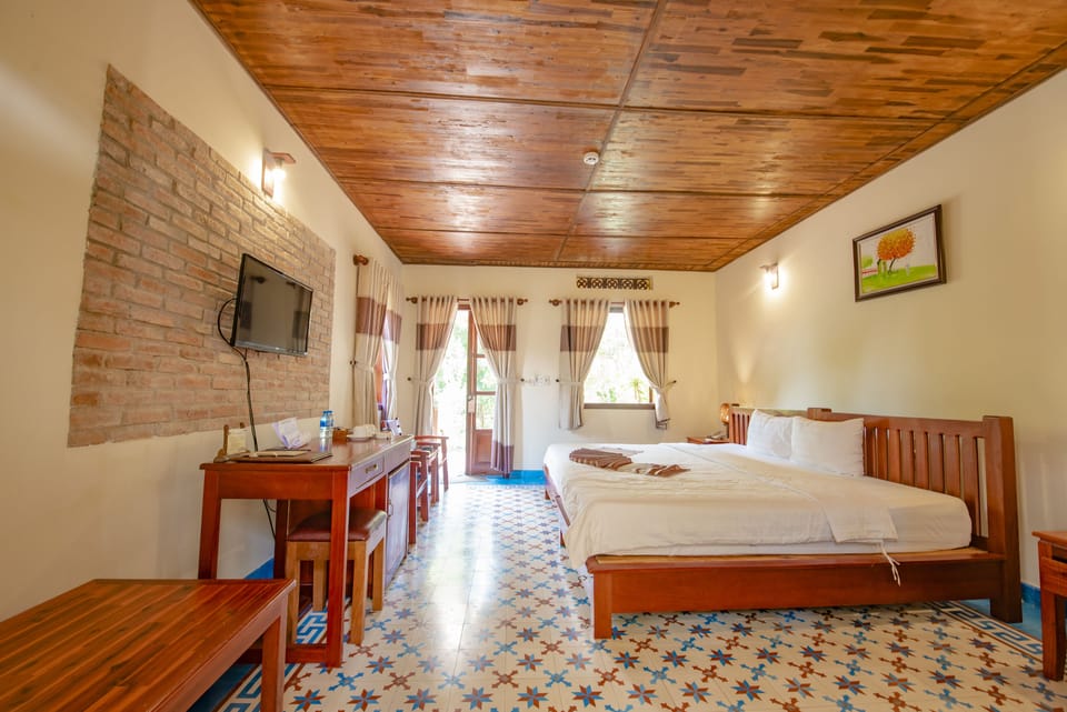 Superior Bungalow, Garden View | Bathroom | Shower, rainfall showerhead, free toiletries, hair dryer