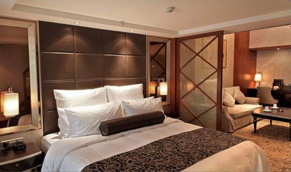 Minibar, in-room safe, desk, iron/ironing board
