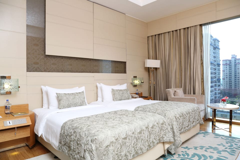 Deluxe Room Twin Bed with Bath Tub | Premium bedding, minibar, in-room safe, desk