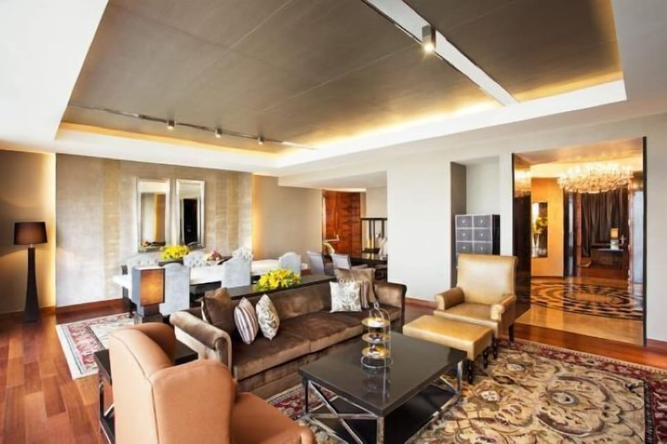 Presidential Suite with Bath Tub, Club Lounge Access | Premium bedding, minibar, in-room safe, desk