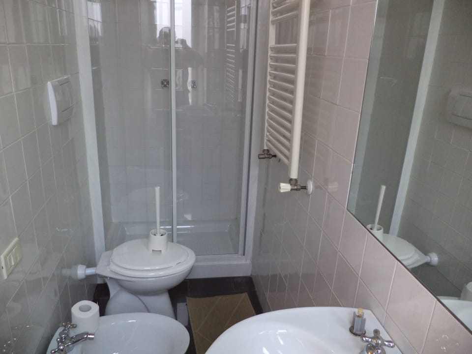 Quadruple Room (External Private Bathroom) | Bathroom | Free toiletries, hair dryer, towels