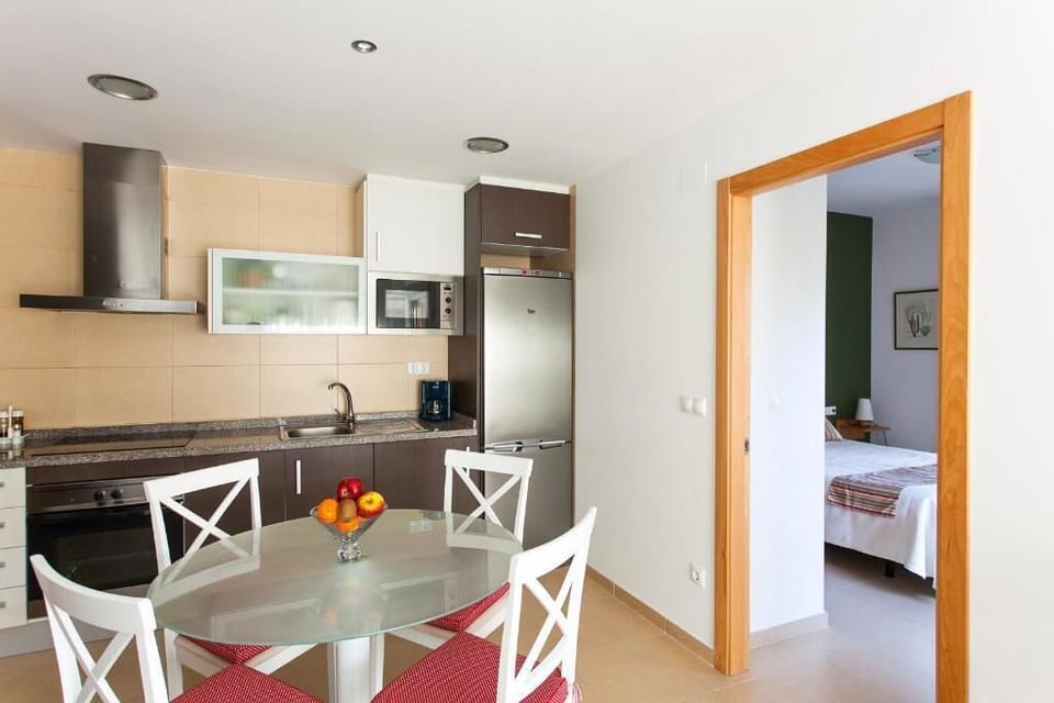Full-size fridge, microwave, oven, stovetop