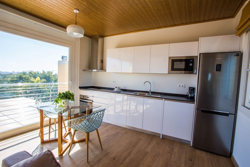 Private kitchen | Full-size fridge, microwave, oven, stovetop