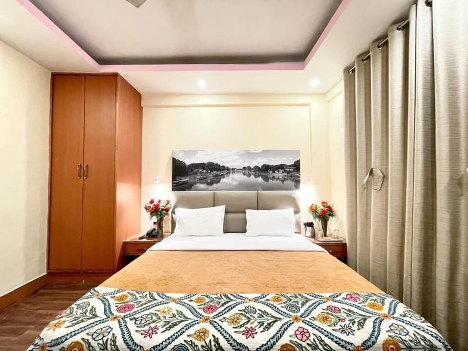 In-room safe, WiFi (free), bed sheets