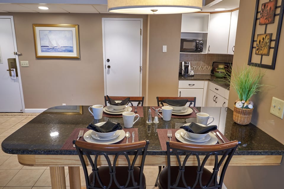 Deluxe Suite | Private kitchen | Fridge, microwave
