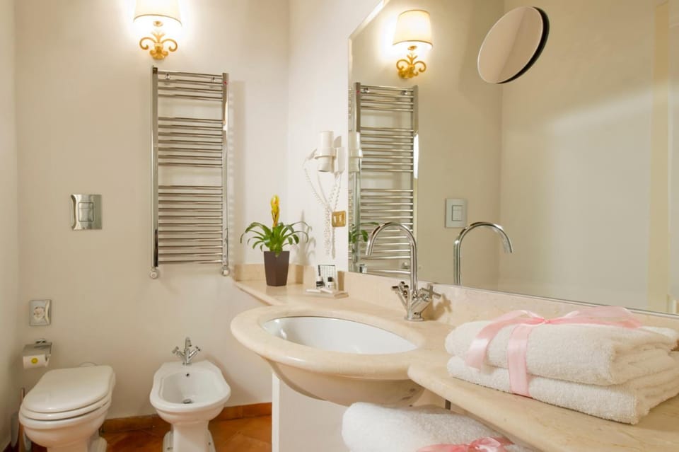 Double Room | Bathroom | Free toiletries, hair dryer, slippers, bidet