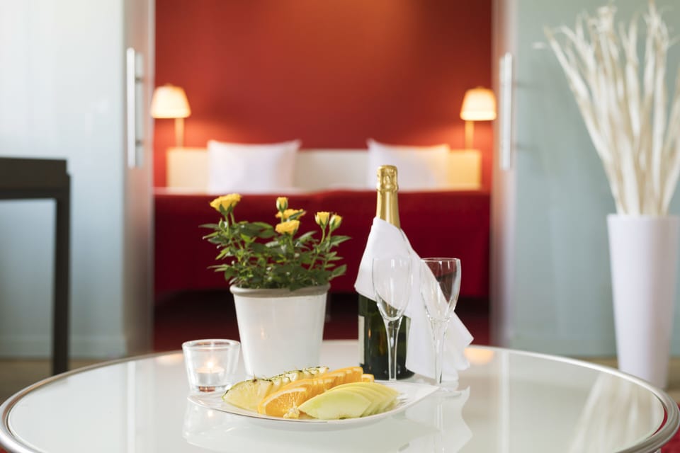 Suite | Living area | 32-inch flat-screen TV with satellite channels, TV