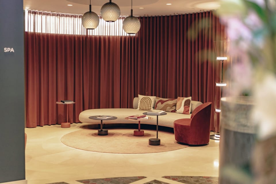Lobby lounge