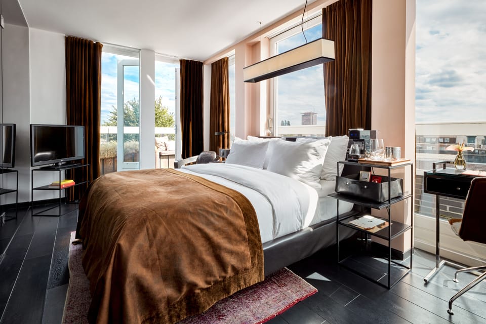 Egyptian cotton sheets, premium bedding, pillowtop beds, minibar