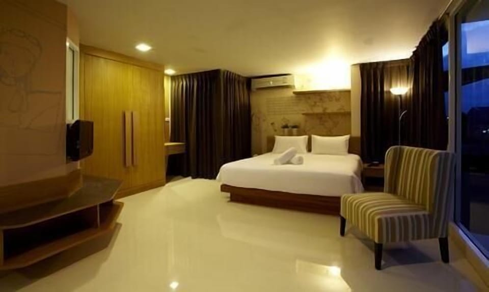 Hypo-allergenic bedding, in-room safe, individually decorated, free WiFi