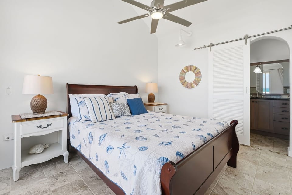 Upstairs bedroom - Master suite