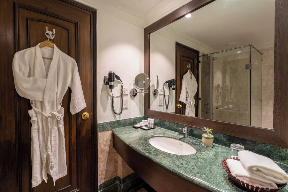 Executive Suite | Bathroom | Combined shower/tub, free toiletries, hair dryer, bathrobes