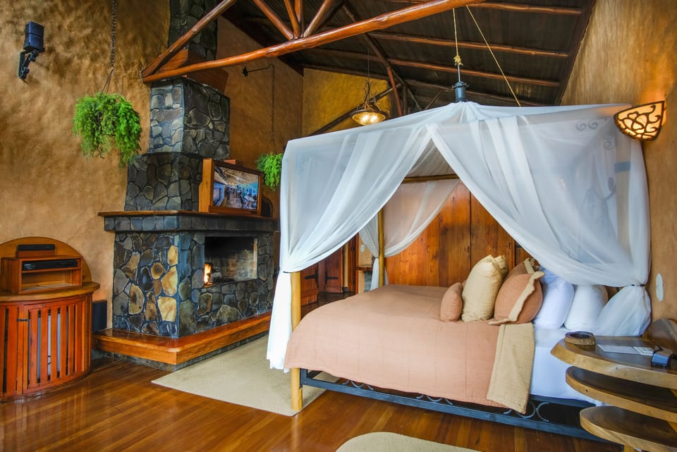 Monarch Villa | Minibar, in-room safe, free WiFi, bed sheets