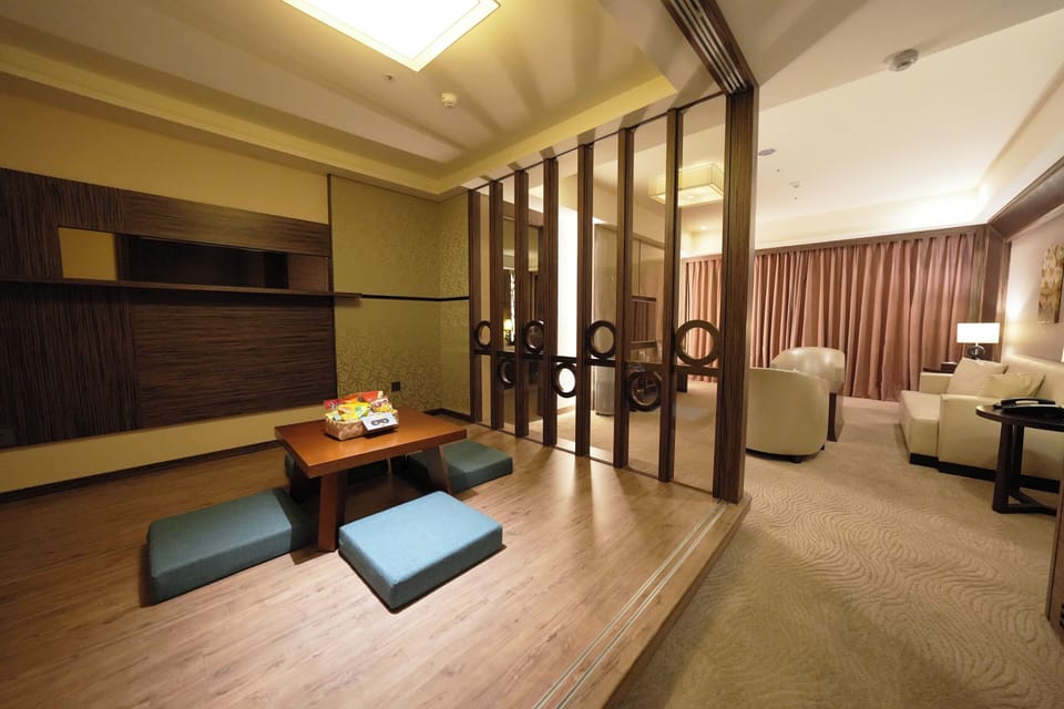 Deluxe Suite | Living area | LCD TV