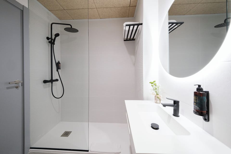 Deluxe Room | Bathroom | Shower, hair dryer, bidet, towels