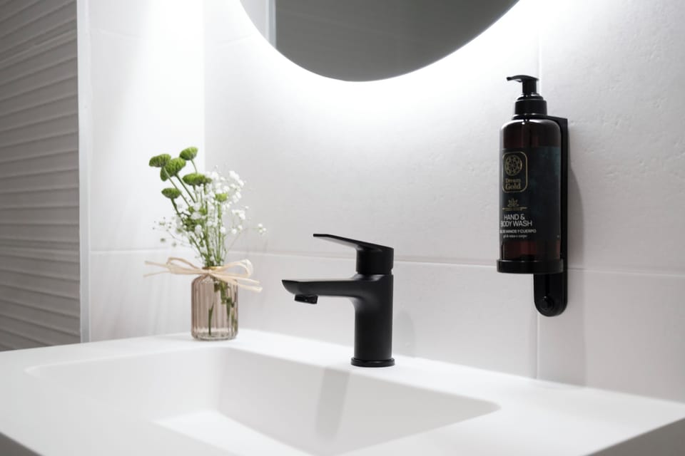 Deluxe Room | Bathroom | Shower, hair dryer, bidet, towels