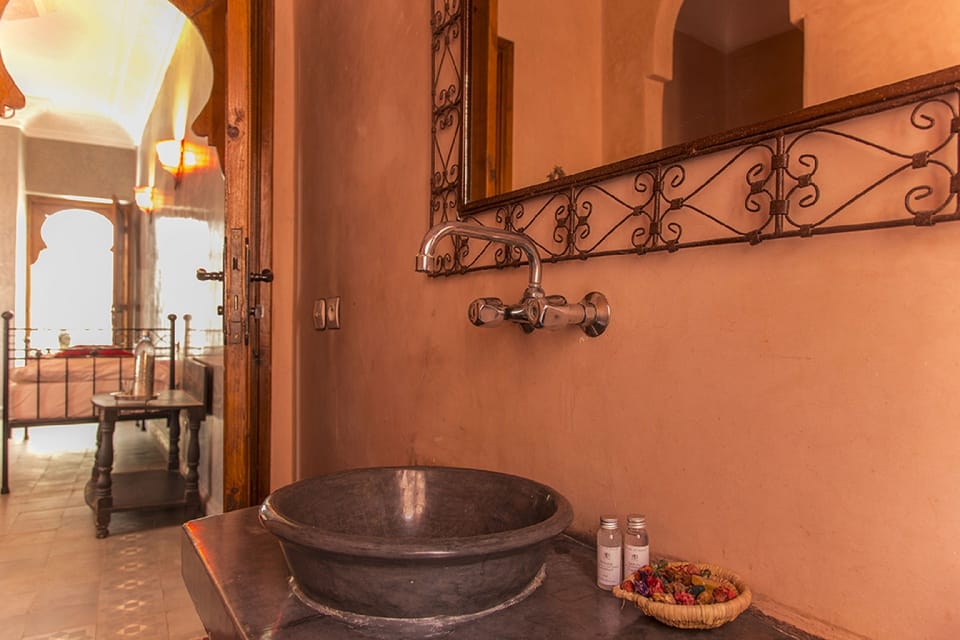 Superior Room | Bathroom | Shower, free toiletries, hair dryer, towels
