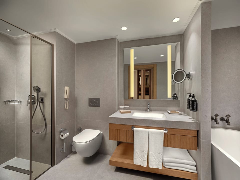 Deluxe Room | Minibar, in-room safe, desk, blackout drapes