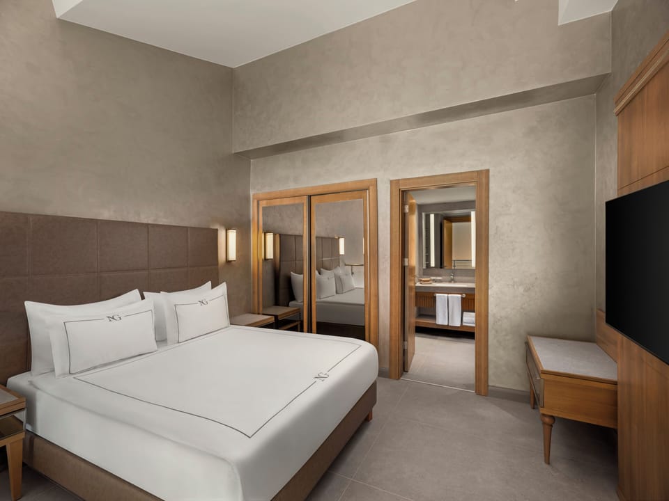 Dublex Family Room | Minibar, in-room safe, desk, blackout drapes