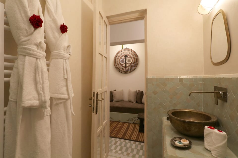 Deluxe Triple Room, Ensuite (Zahia) | Bathroom | Shower, free toiletries, towels