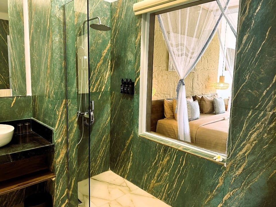 Shower, free toiletries, hair dryer, towels