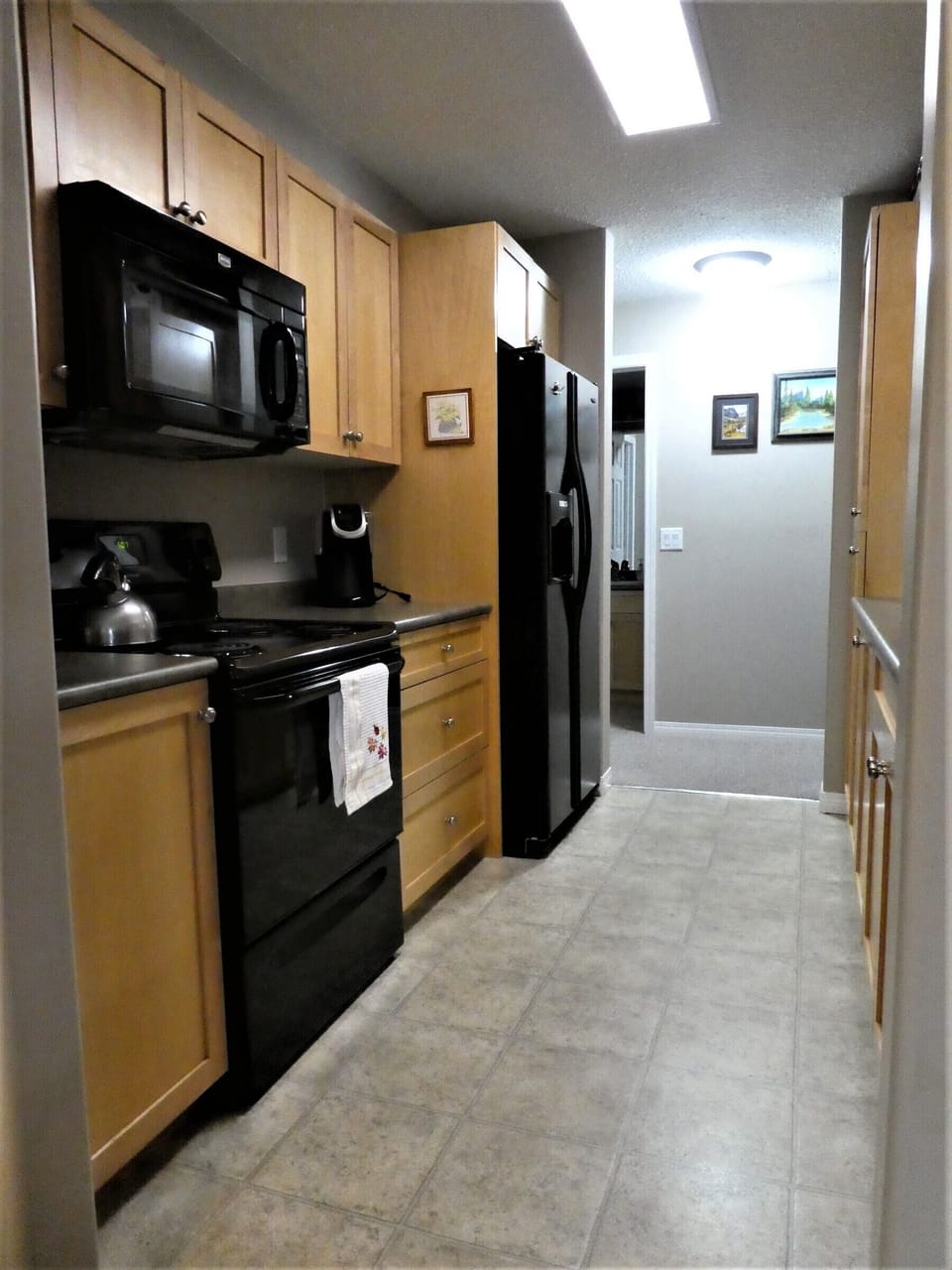 Fully Stocked Kitchen w Pass Through