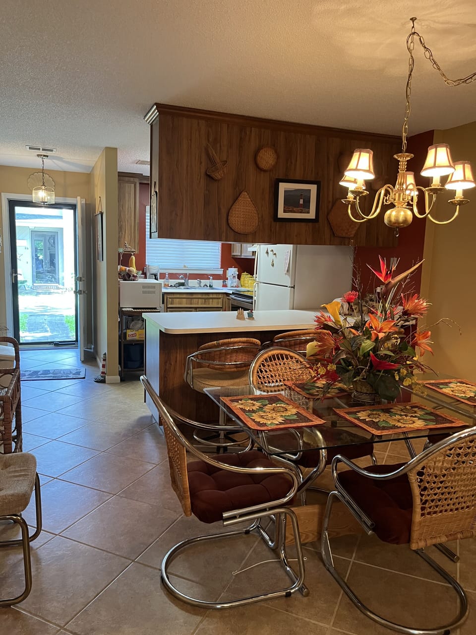 Spacious dining room that seats six