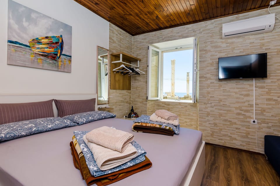 Triple Room (Triple Rom with Sea View) | 3 bedrooms, bed sheets