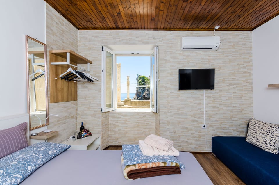 Triple Room (Triple Rom with Sea View) | 3 bedrooms, bed sheets