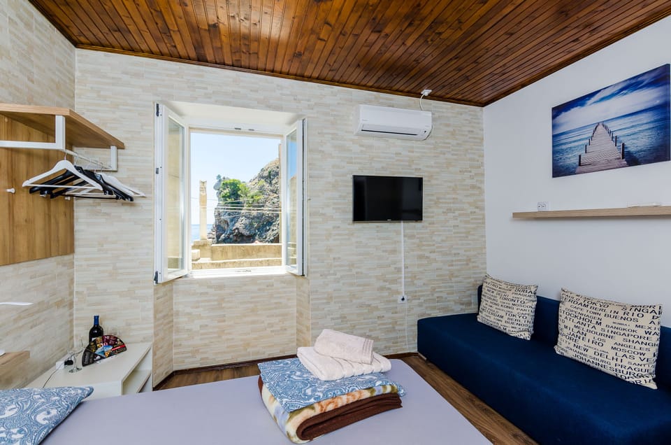Triple Room (Triple Rom with Sea View) | 3 bedrooms, bed sheets
