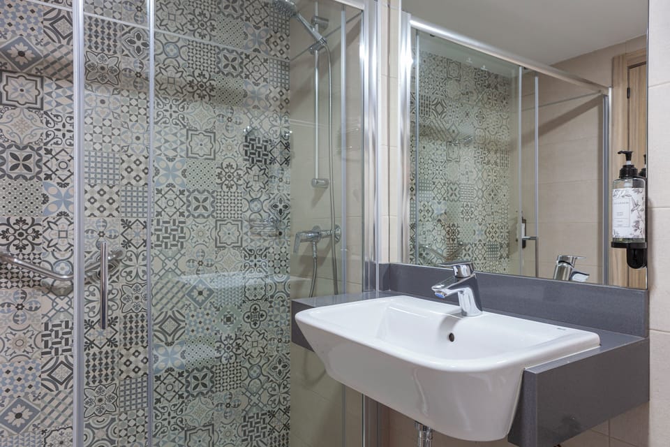 Combined shower/tub, free toiletries, hair dryer, bidet