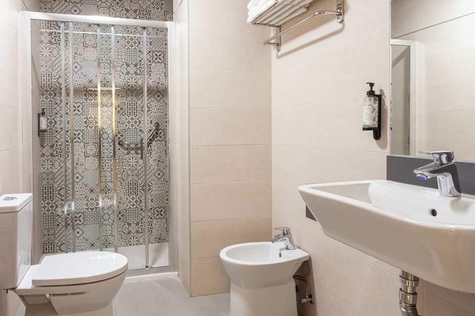 Combined shower/tub, free toiletries, hair dryer, bidet